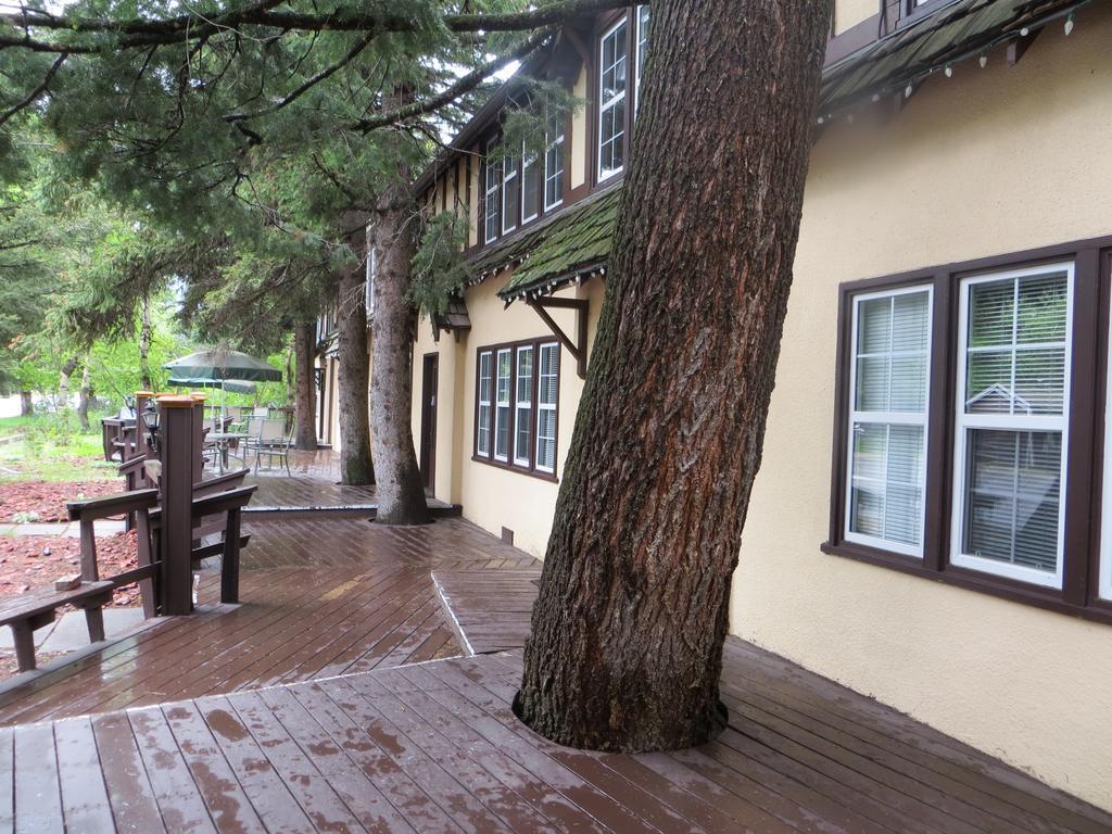 Crandell Mountain Lodge Waterton Park Exterior photo