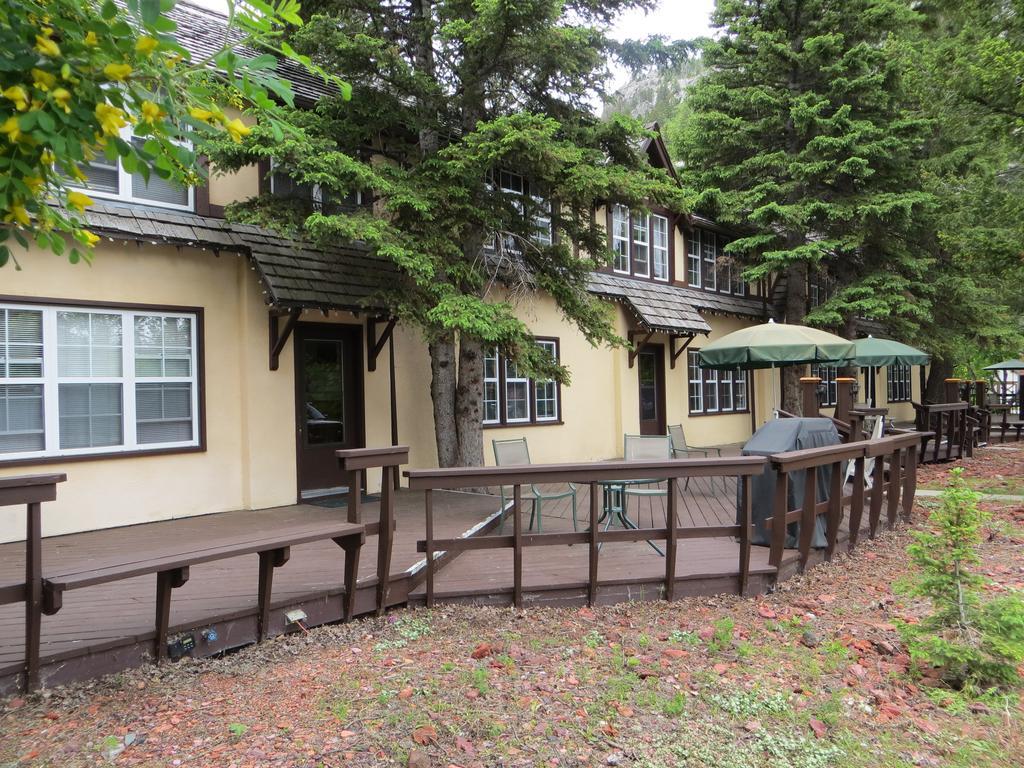 Crandell Mountain Lodge Waterton Park Exterior photo